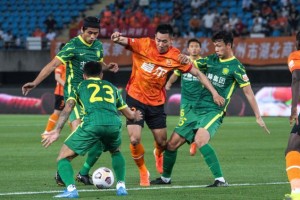 【中超】张玉宁造点巴坎布两球 国安2比0武汉两连胜