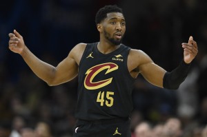 九游APP-再加把劲儿！米切尔半场首发17分钟 13中6&amp;三分4中1砍16分2板