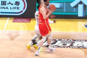 九游手机版-迪亚洛从侧后方撞到胡金秋膝盖 大秋痛苦倒地返回更衣室&amp;回场冰敷